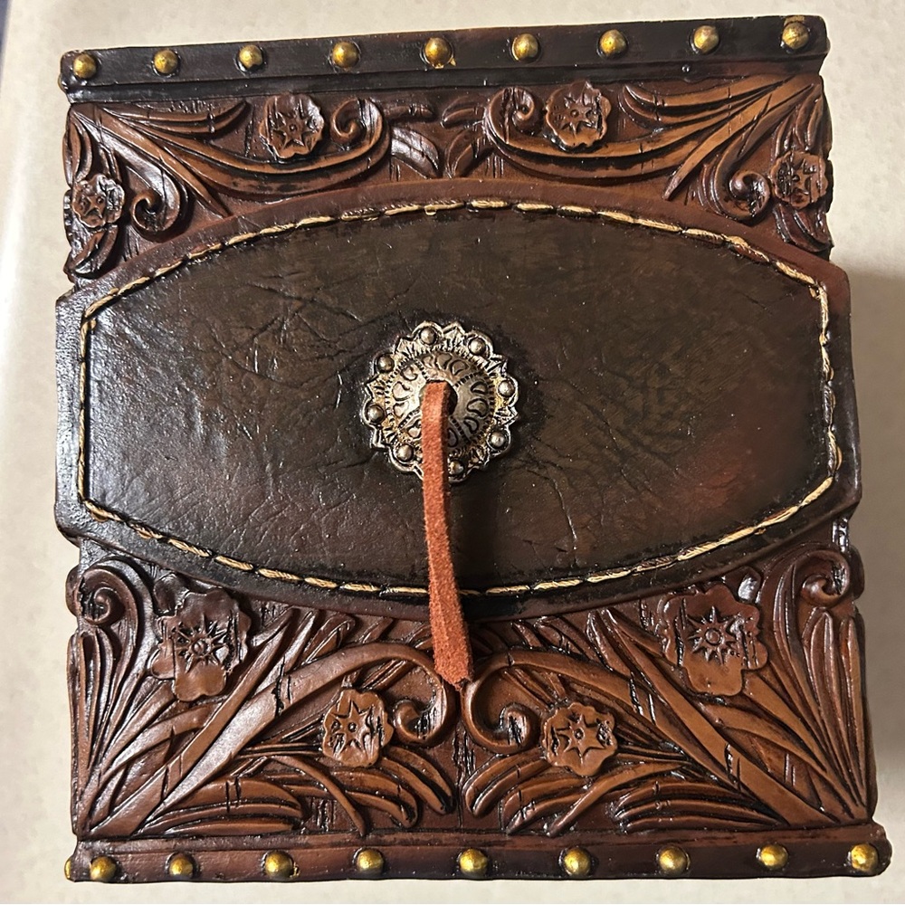 Resin Horse w/tooled leather look Tissue Box - Picture 2 of 5